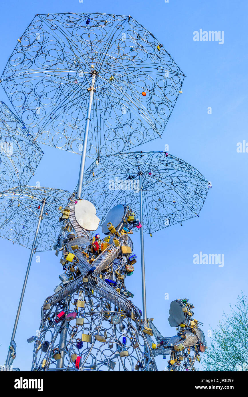 Gli amanti della scultura di bloccaggio chiamato 'l'Amore sotto la pioggia", Queen Elizabeth Park, Vancouver, British Columbia, Canada. Foto Stock