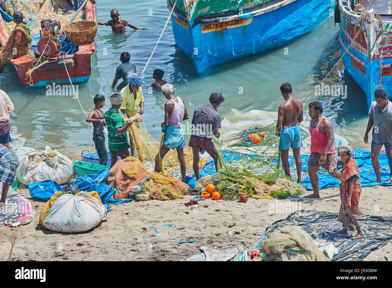 I pescatori e barche in legno in vista del mare dal ponte Pamban, Rameshwaram Foto Stock