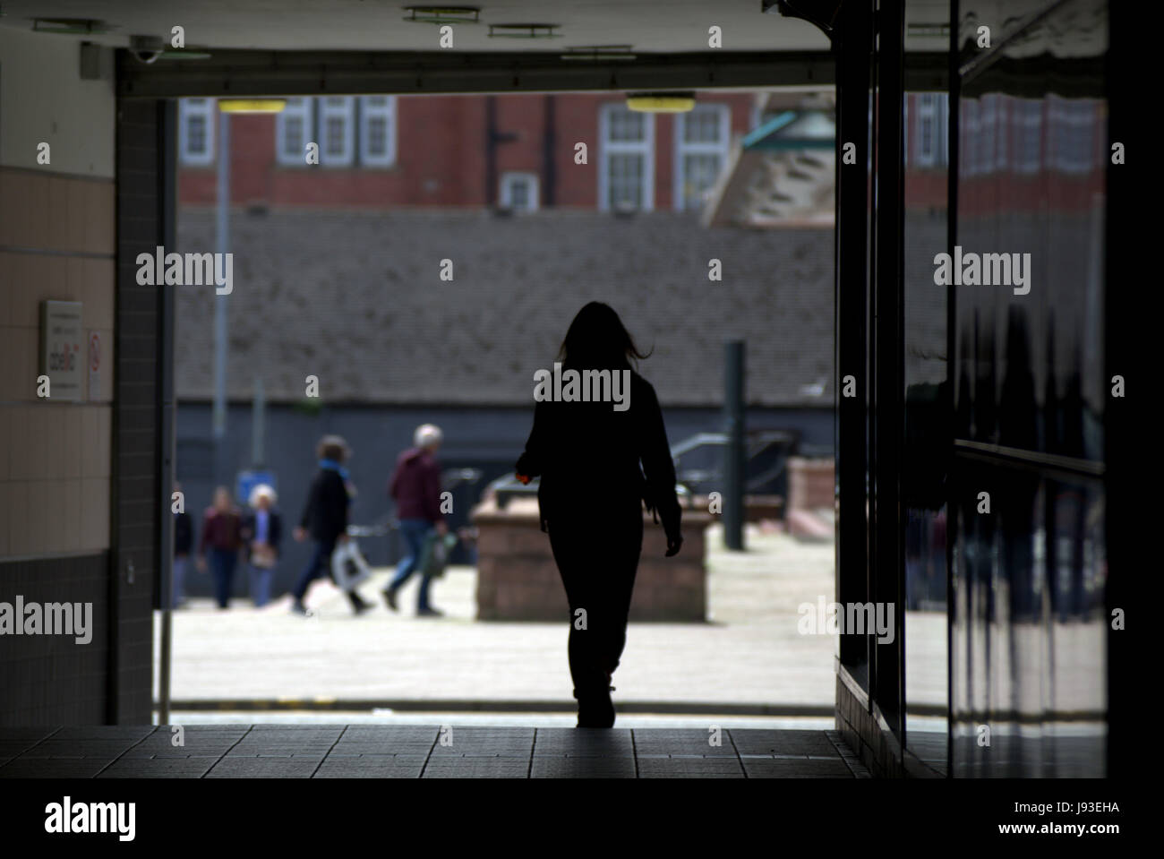 Cityscape silhouette di donna lasciando entrata di Argyle street stazione ferroviaria Foto Stock