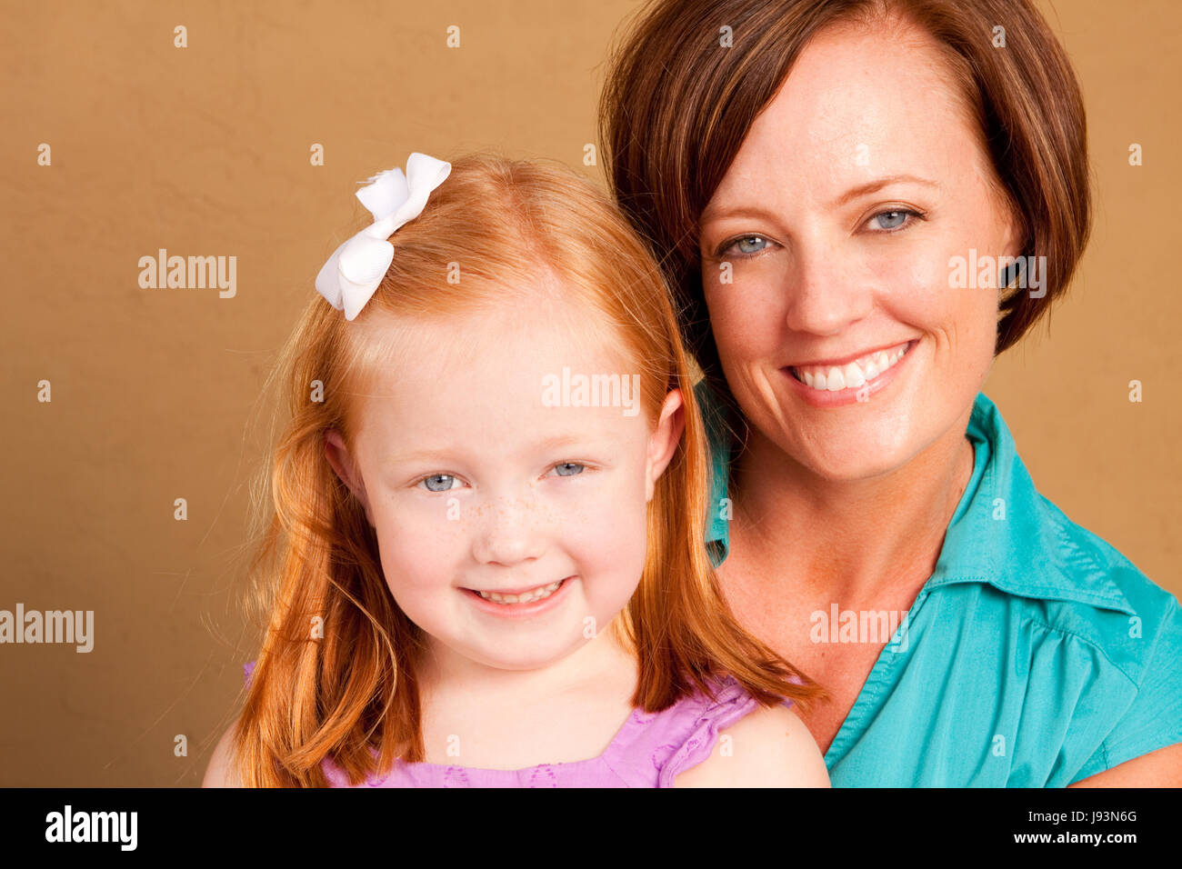 Felice amorevole madre e figlia avvolgente. Foto Stock