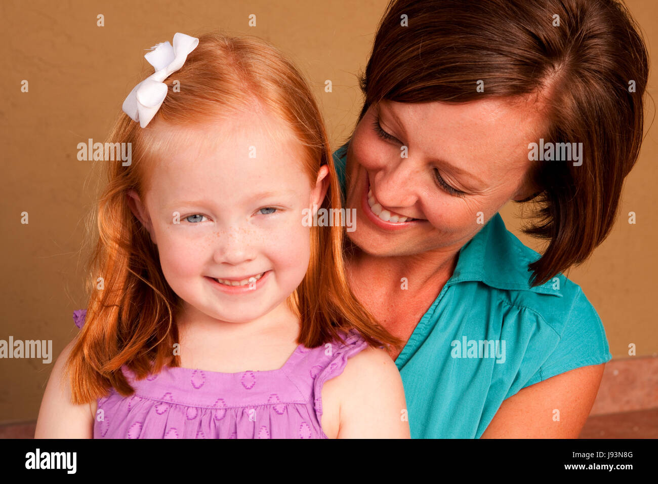 Felice amorevole madre e figlia avvolgente. Foto Stock