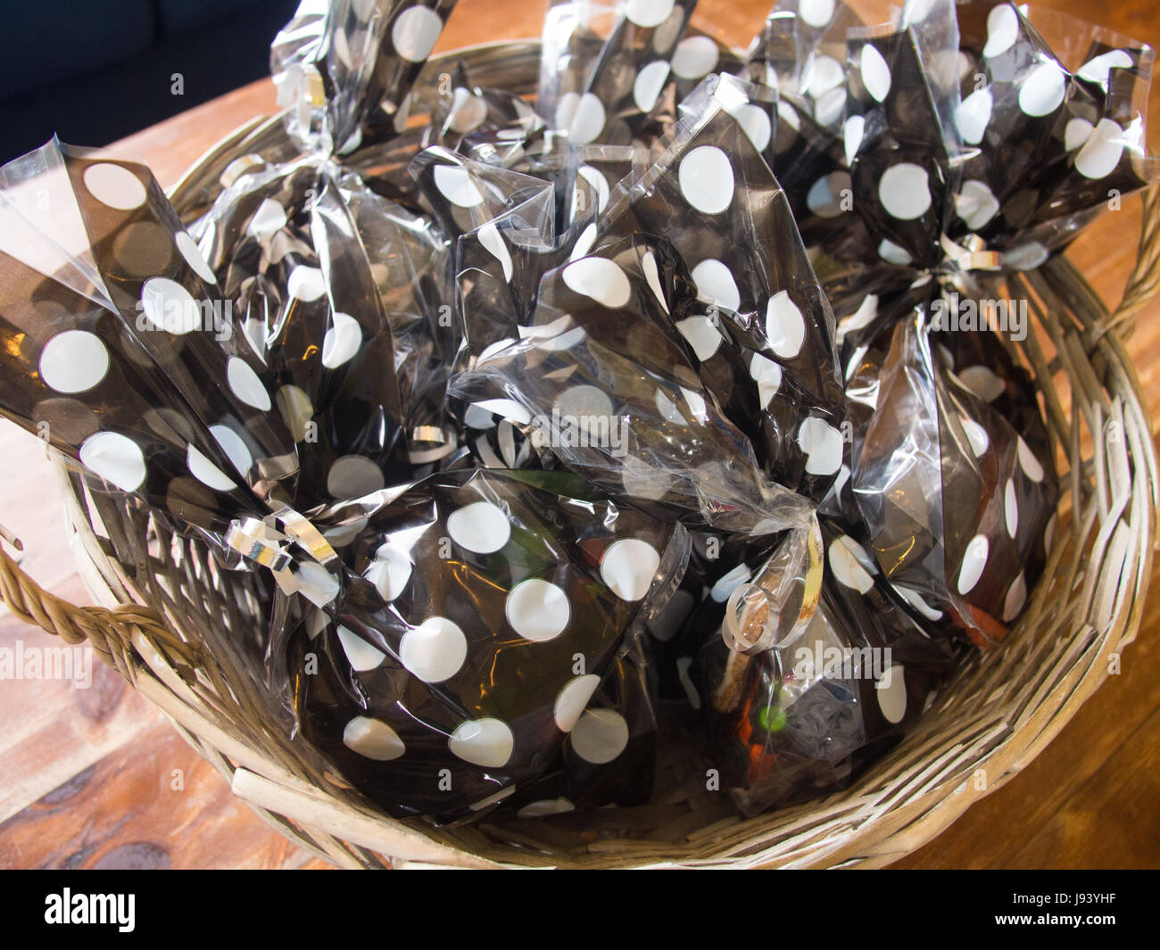 Sacchetti bianchi e neri di dolci da festa in Un cestino Foto Stock