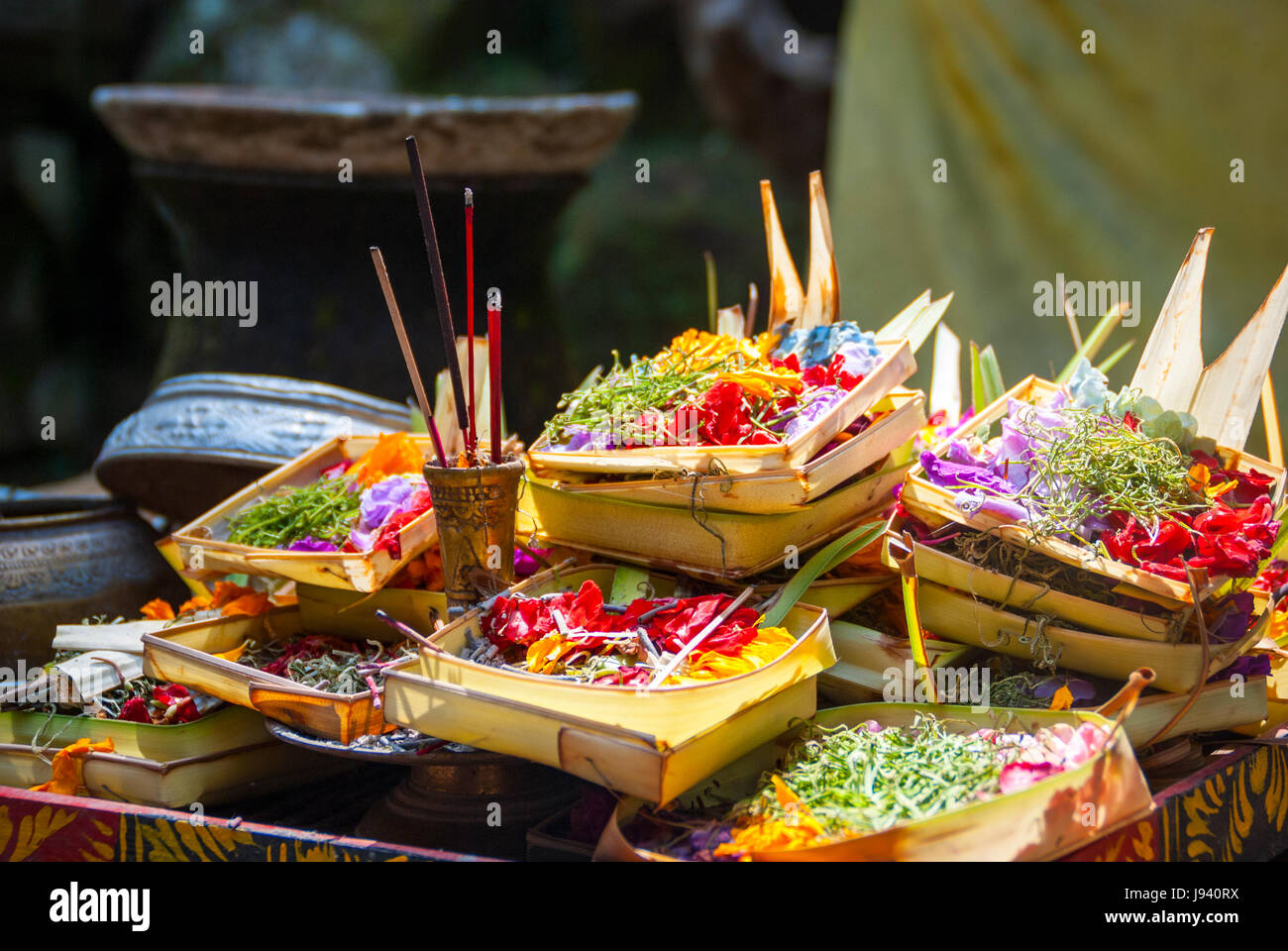 Offerte di indù e i doni di Dio nel tempio di Bali, Indonesia Foto stock -  Alamy