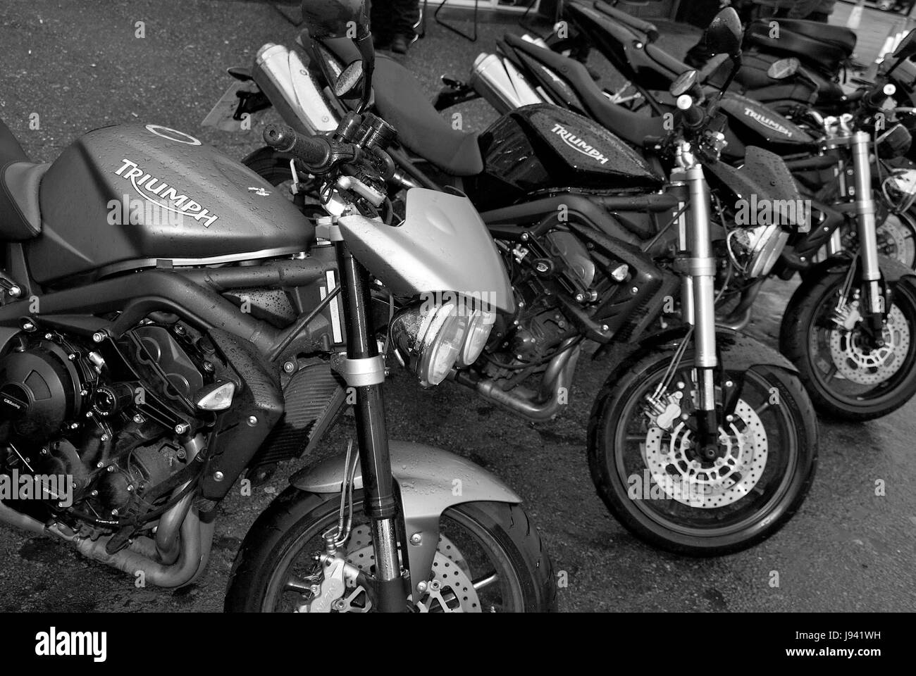 Gruppo di motociclette Triumph alla Ace Cafe a Londra in condizioni di bagnato Foto Stock