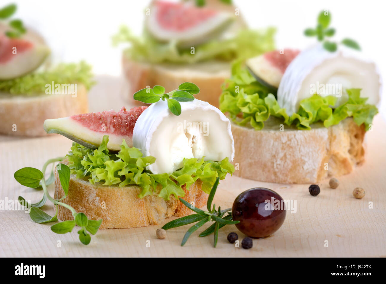 Finger food con formaggio di capra e fichi sul pane ciabatta Foto Stock