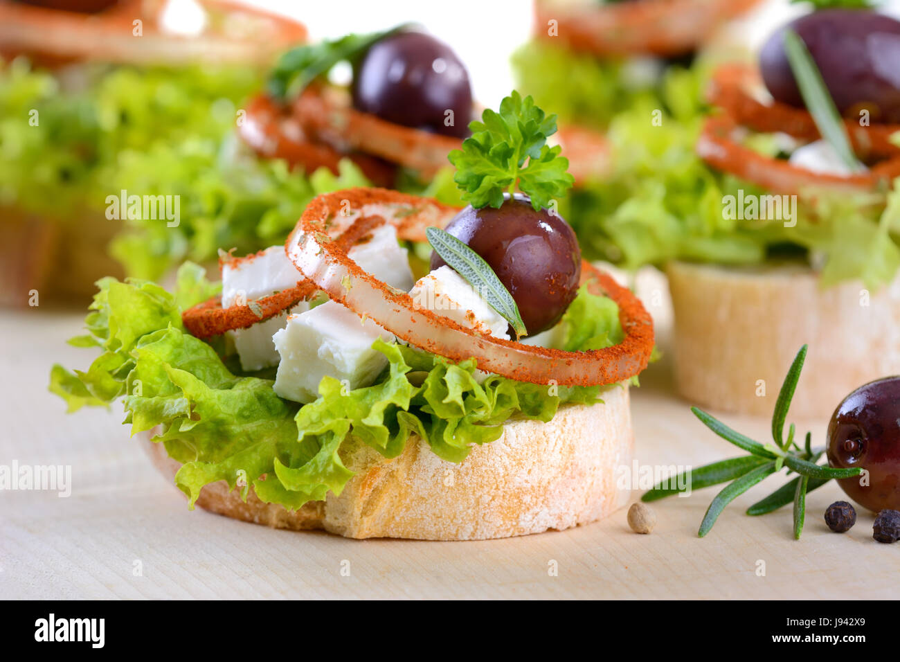Antipasti con formaggio feta, anelli di cipolla e olive nere Foto Stock