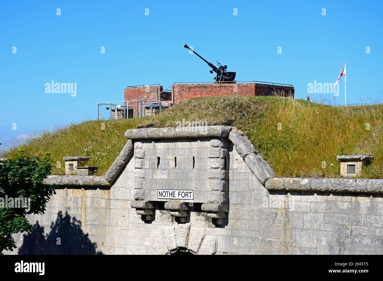 Ingresso a Nola Fort con una torretta mitragliatrice sopra, Weymouth Dorset, Inghilterra, Regno Unito, Europa occidentale. Foto Stock