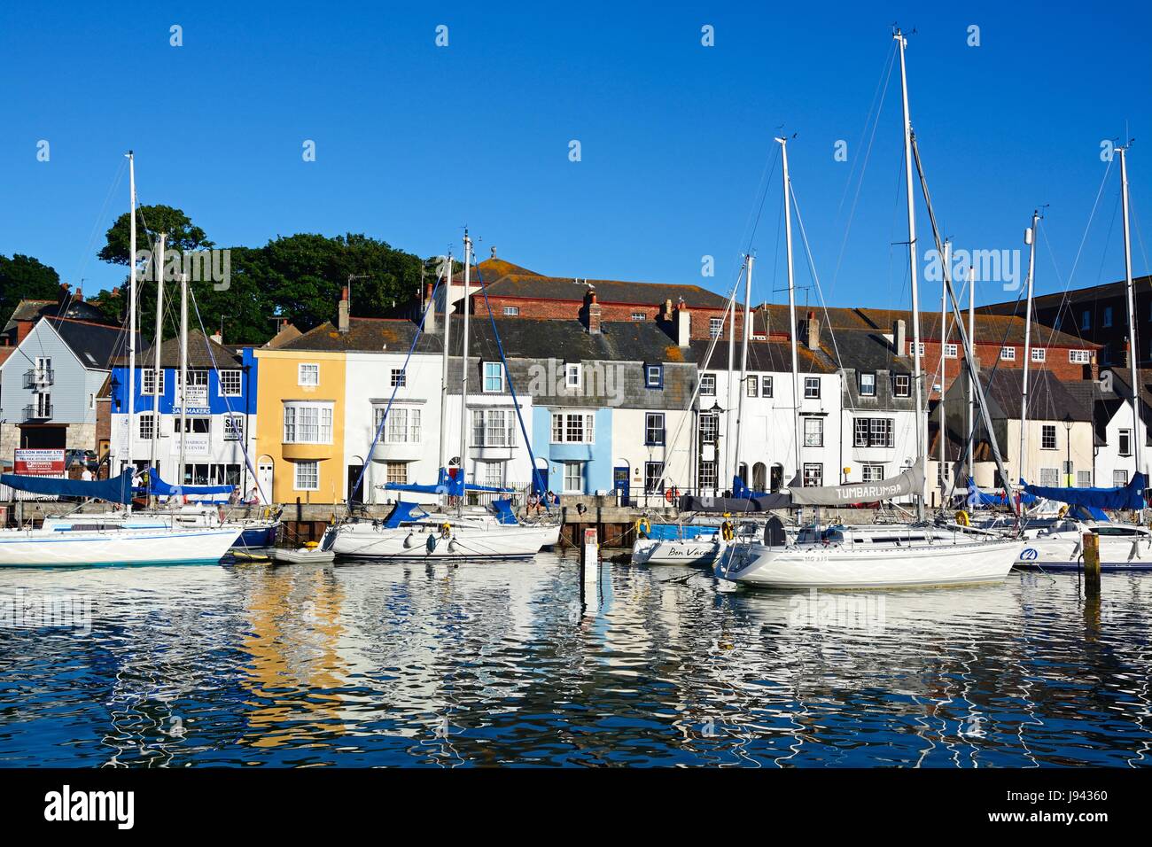 Yacht ormeggiati in porto con la costruzione di banchina per la parte posteriore di Weymouth Dorset, Inghilterra, Regno Unito, Europa occidentale. Foto Stock