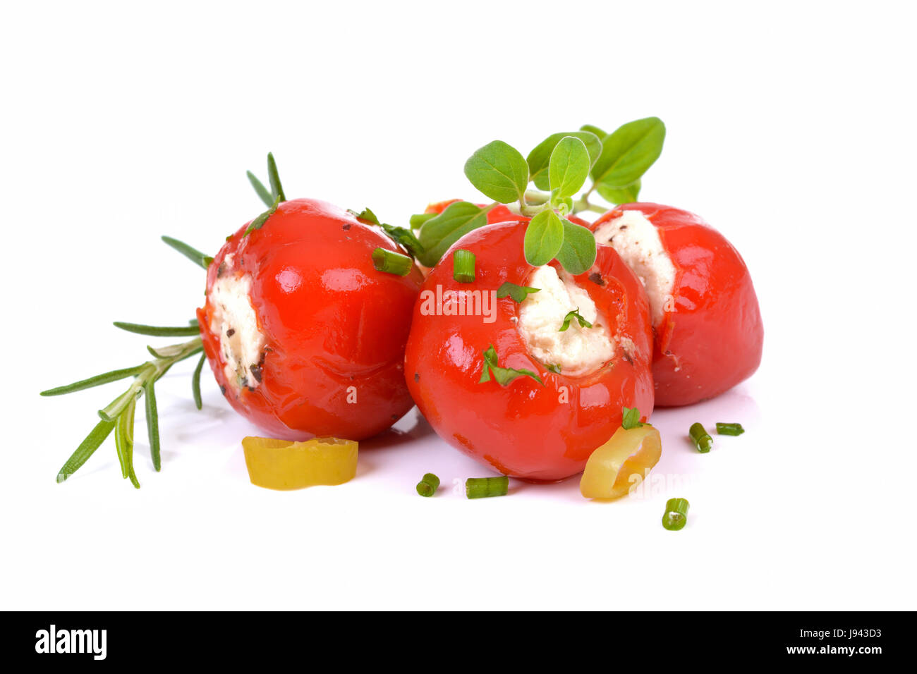 Peperoncini ripieni con feta e crema di formaggio su sfondo bianco Foto Stock