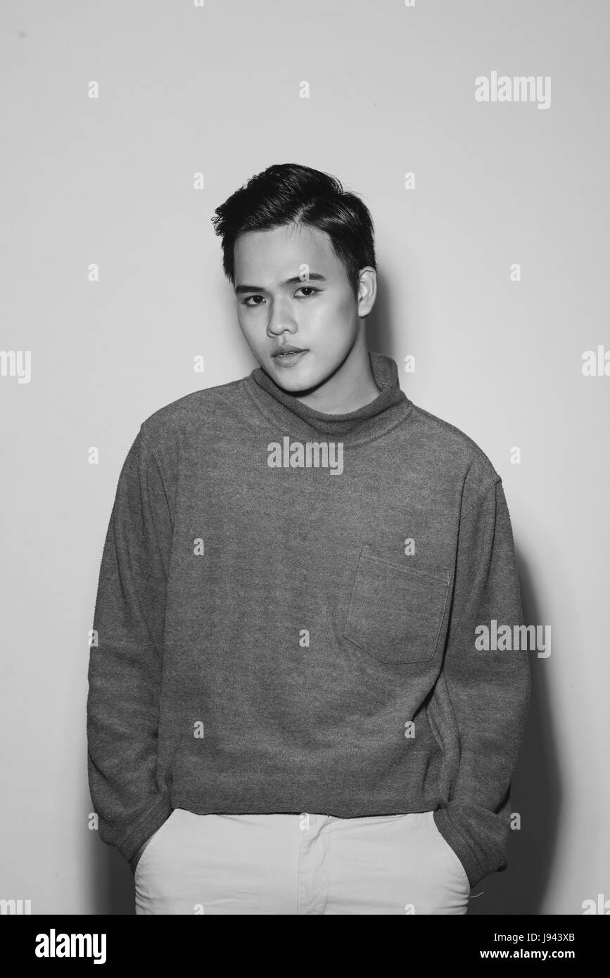 Giovane uomo asiatico il ritratto su sfondo nero Foto Stock