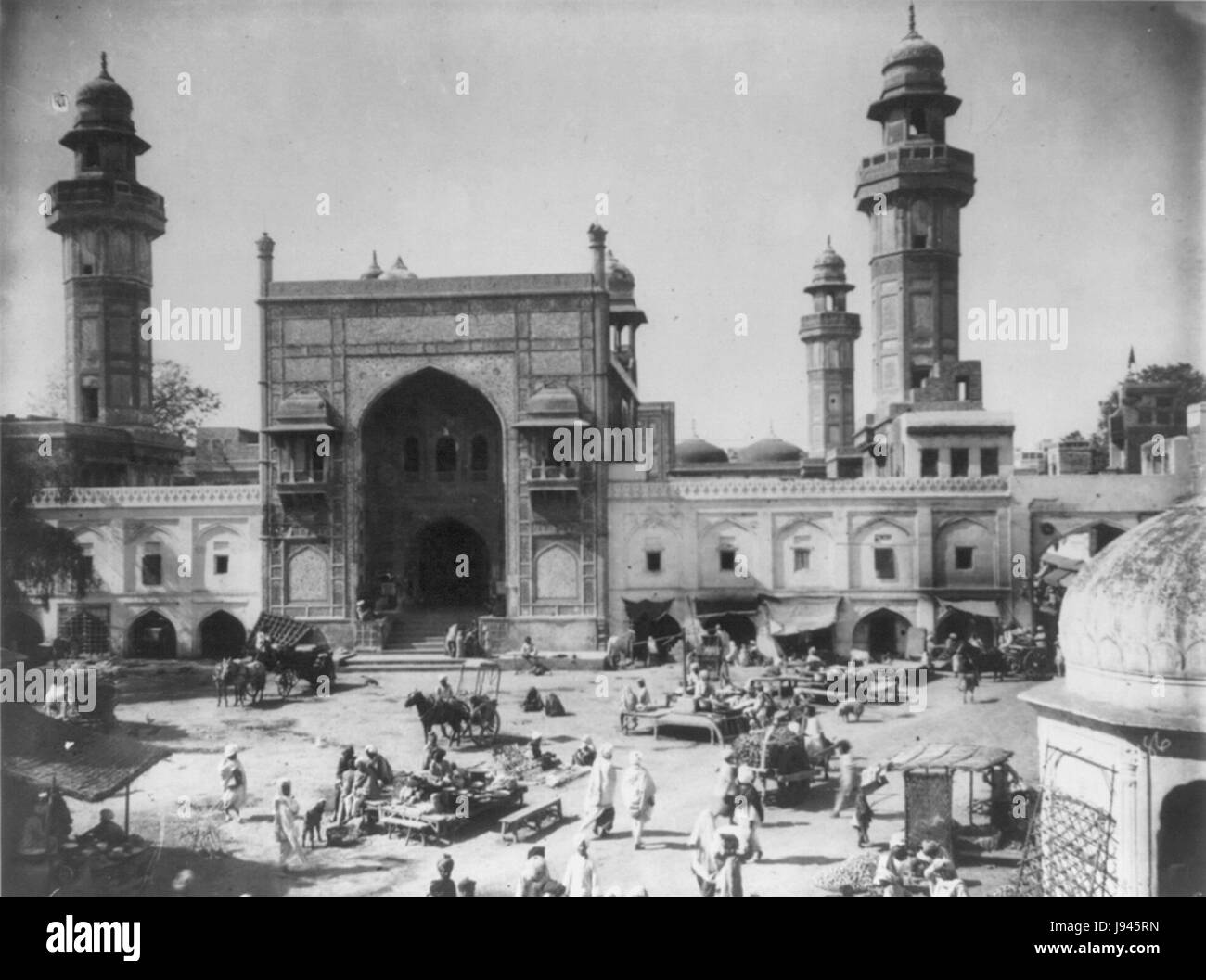 La Moschea Wazir Khan, situata a Lahore, Pakistan, è uno splendido esempio di architettura moghul. Costruita nel XVII secolo, le intricate piastrelle e la grandiosità della moschea sono evidenziate nelle fotografie del 1895, che mostrano il significato storico e la bellezza architettonica del sito. Foto Stock