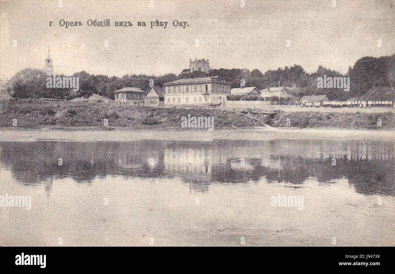 Questa immagine presenta una vista panoramica del fiume Oka in Russia, con la Torre Pokhvalinsky, un punto di riferimento storico associato all'architettura medievale della regione. Foto Stock