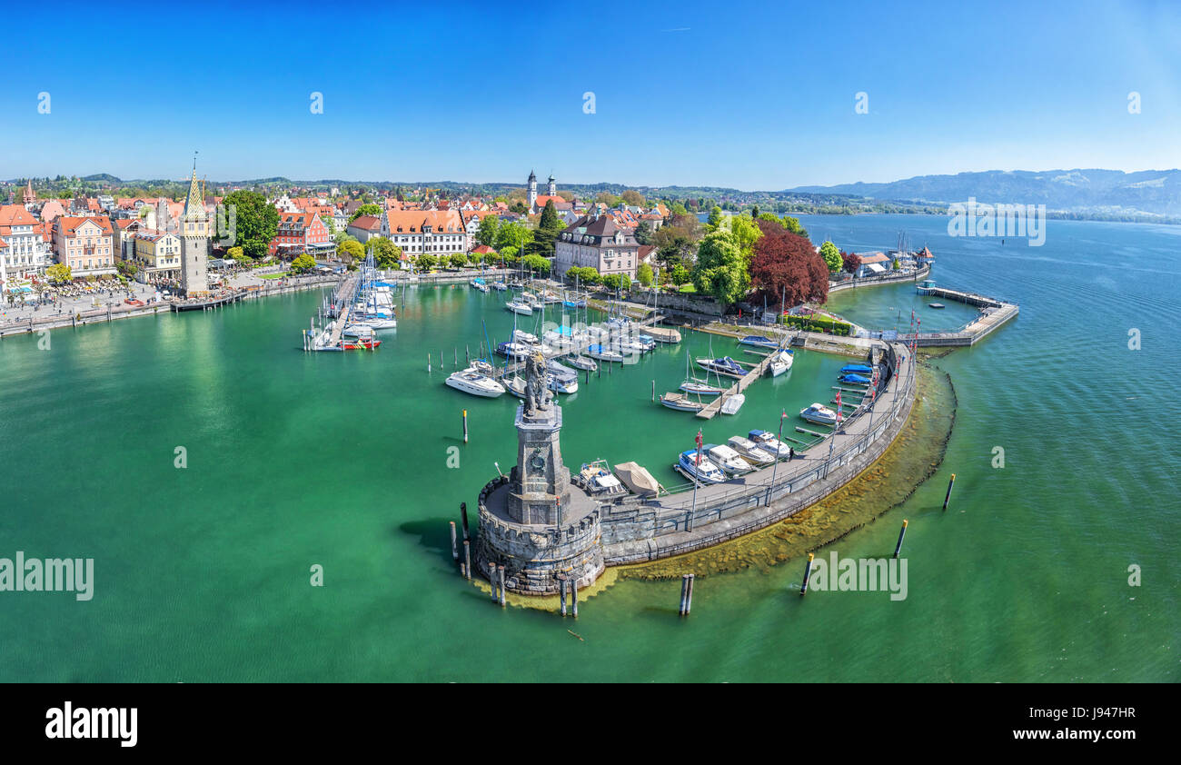Porto sul Lago di Costanza con la statua di lion all'entrata in Lindau, Baviera, Germania Foto Stock