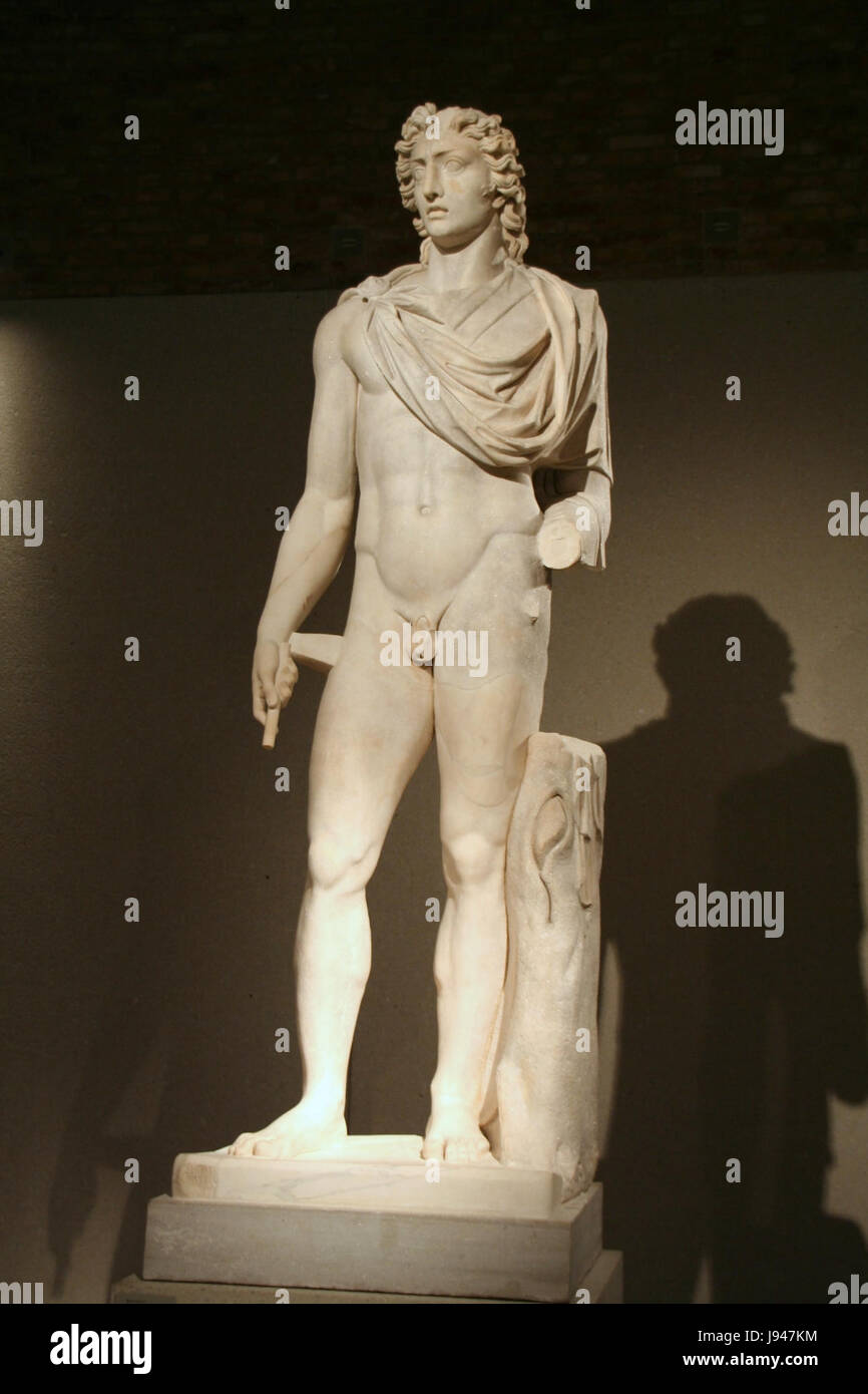 Una colossale statua del Dio Sole Helios, esposta al Neues Museum di Berlino. Questa antica statua greca è conosciuta per le sue dimensioni impressionanti e la rappresentazione di Helios, un simbolo di luce e potenza nella mitologia greca. La scultura è un esempio chiave dell'arte greca classica, che mostra la grandezza e il simbolismo religioso del periodo. Foto Stock