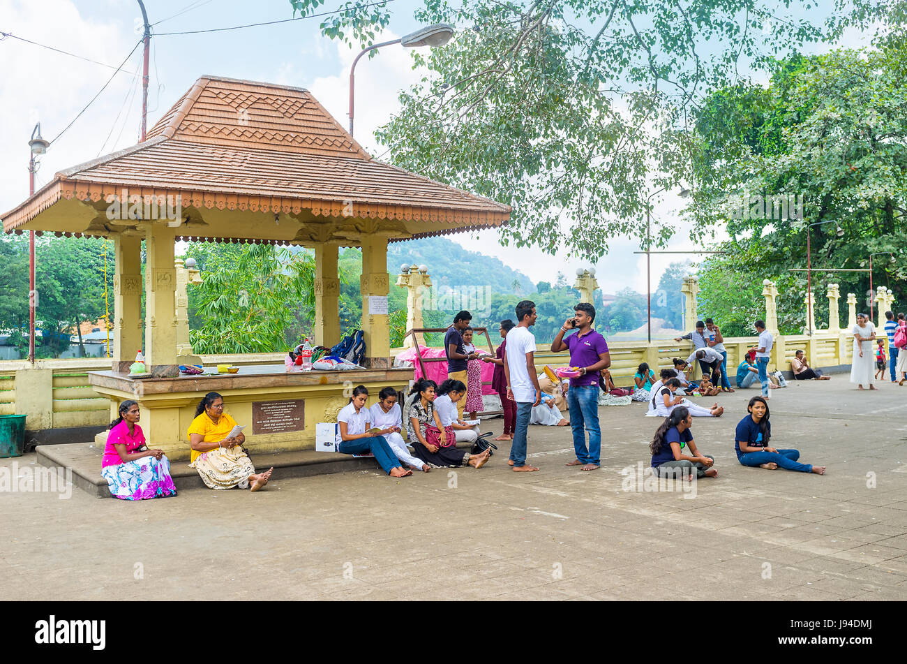 PERADENIYA, SRI LANKA - Novembre 28, 2016: Gatambe Sri Rajopawanaramaya Tempio è il luogo popolare tra i turisti e la gente del posto e a pregare qui ogni giorno, Foto Stock