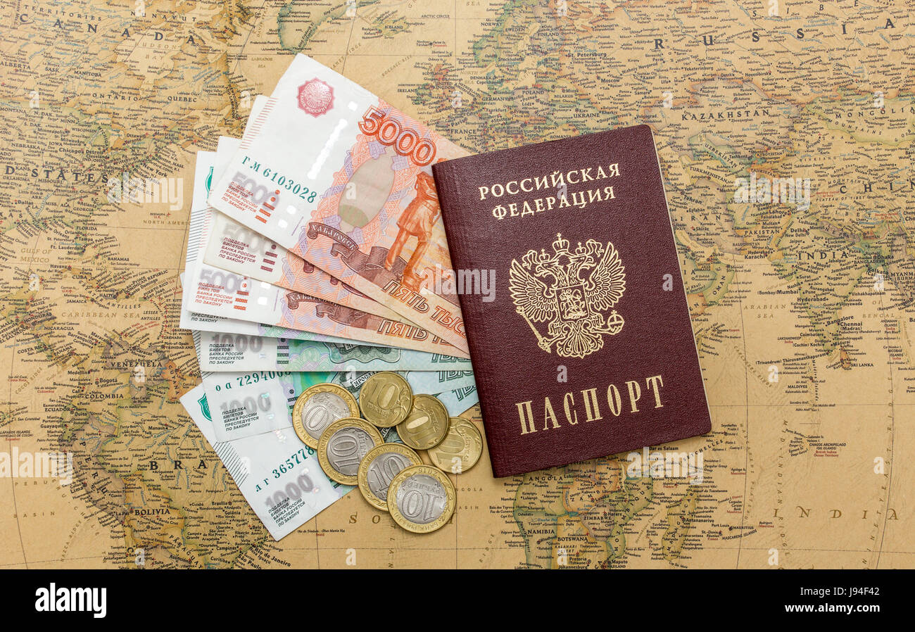 Passaporto russo con il denaro entro sulla mappa del mondo close up Foto Stock