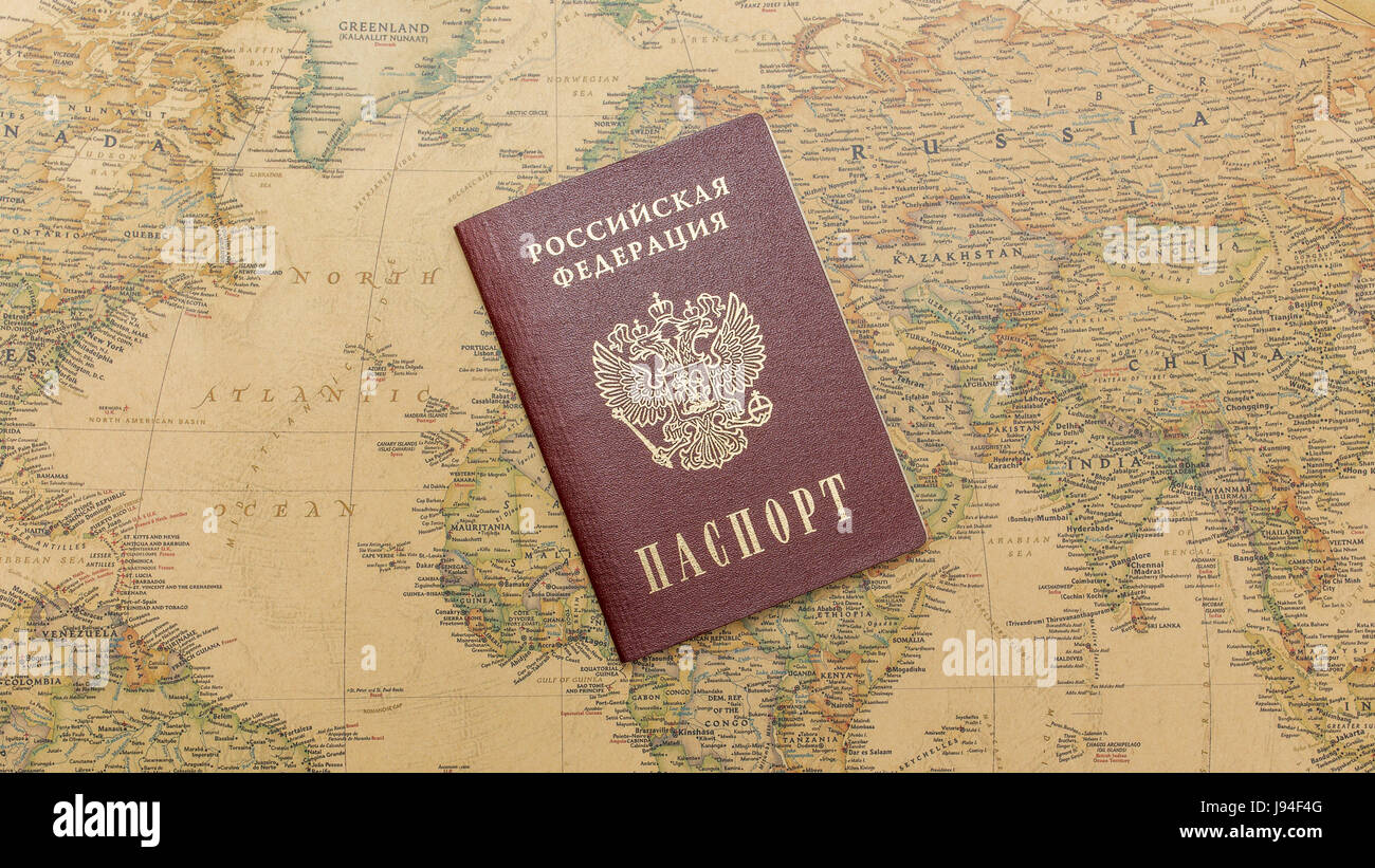 Passaporto russo sulla mappa del mondo close up Foto Stock