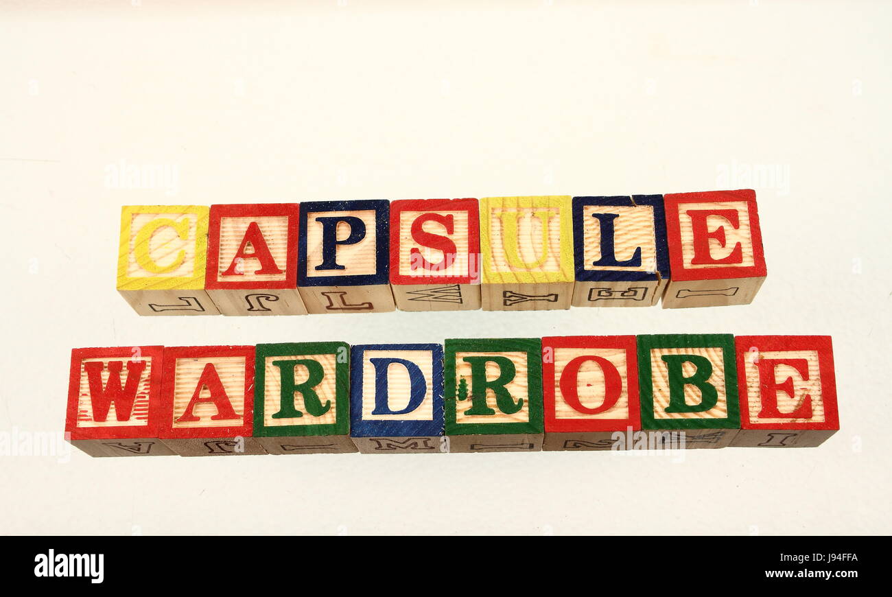 Il termine capsula guardaroba visualizzate visivamente su uno sfondo bianco in formato orizzontale utilizzando retrò colorato giocattolo di legno blocchi Foto Stock
