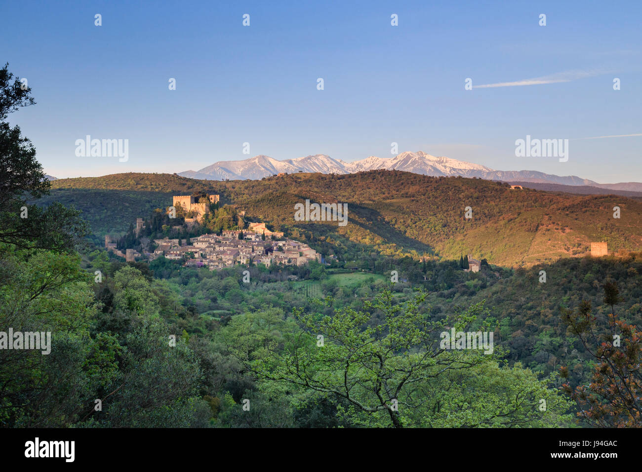 Francia, Pirenei Orientali, Castelnou, etichettato Les Plus Beaux Villages de France e il picco di Canigou Snowy in mattinata lontano Foto Stock