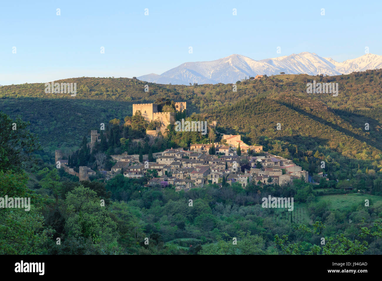 Francia, Pirenei Orientali, Castelnou, etichettato Les Plus Beaux Villages de France e il picco di Canigou Snowy in mattinata lontano Foto Stock