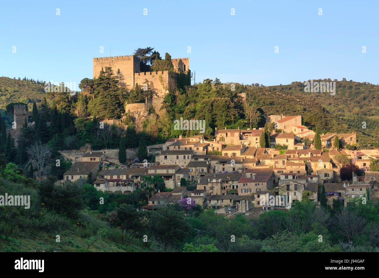Francia, Pirenei Orientali, Castelnou, etichettato Les Plus Beaux Villages de France (il più bel villaggio di Francia) Foto Stock