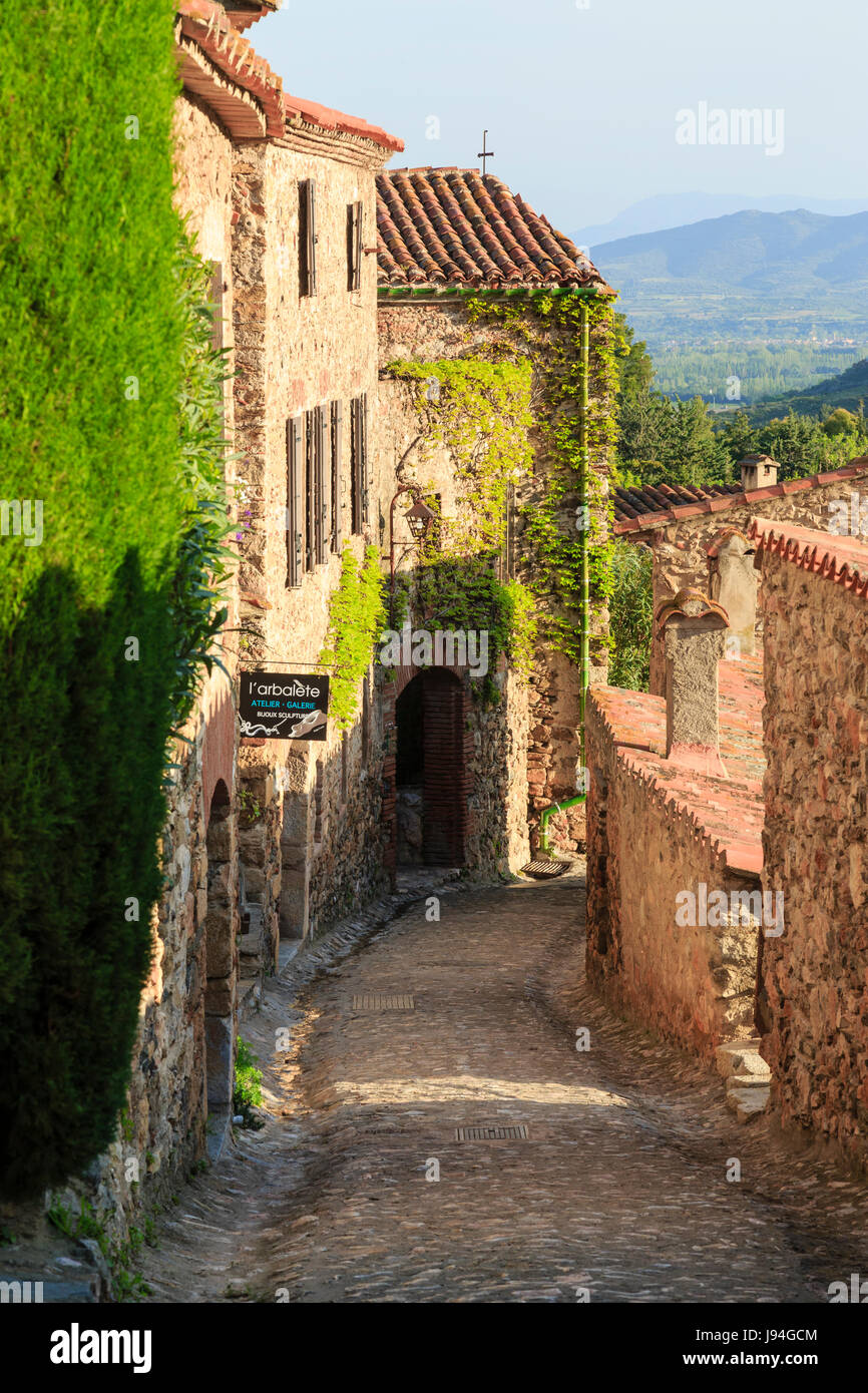 Francia, Pirenei orientali, Castelnou etichettati Les Plus Beaux Villages de France (il più bel villaggio della Francia), street nel villaggio Foto Stock