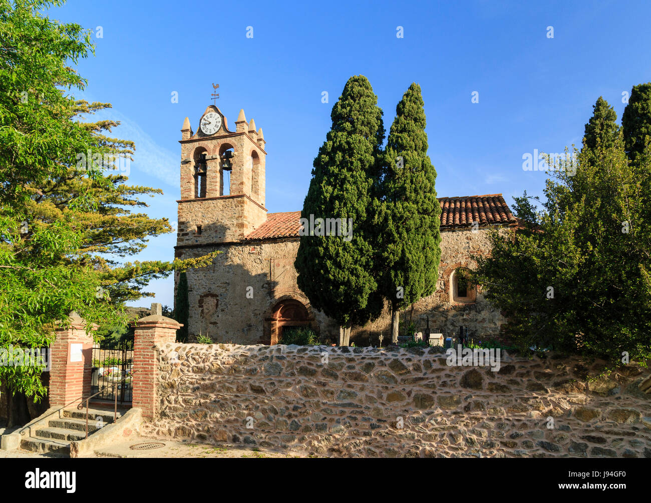 Francia, Pirenei Orientali, Castelnou, etichettato Les Plus Beaux Villages de France (i più bei villaggi di Francia), chiesa di Sainte Marie du Mercadal Foto Stock