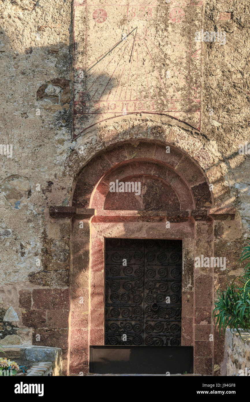 Francia, Pirenei Orientali, Castelnou, etichettato Les Plus Beaux Villages de France, chiesa di Sainte Marie du Mercadal, la porta Foto Stock