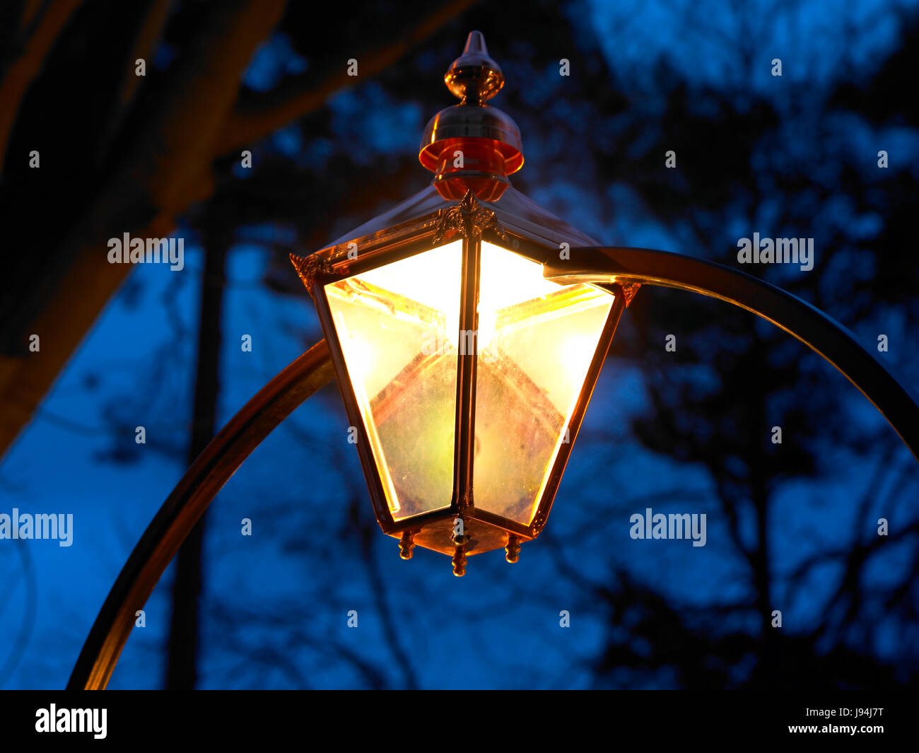 Lampada di notte sulla recinzione Foto Stock