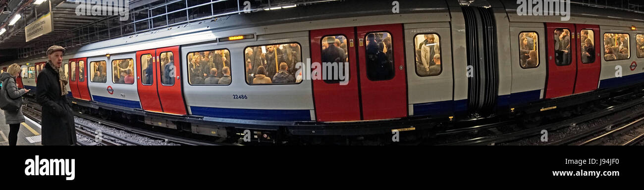 Imballati treno sotterraneo in stazione Foto Stock