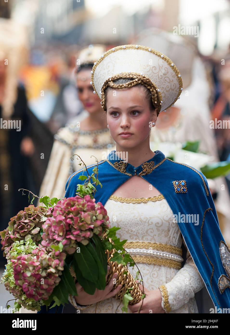 Giovani damadel Medioevo al Palio con i fiori Foto Stock