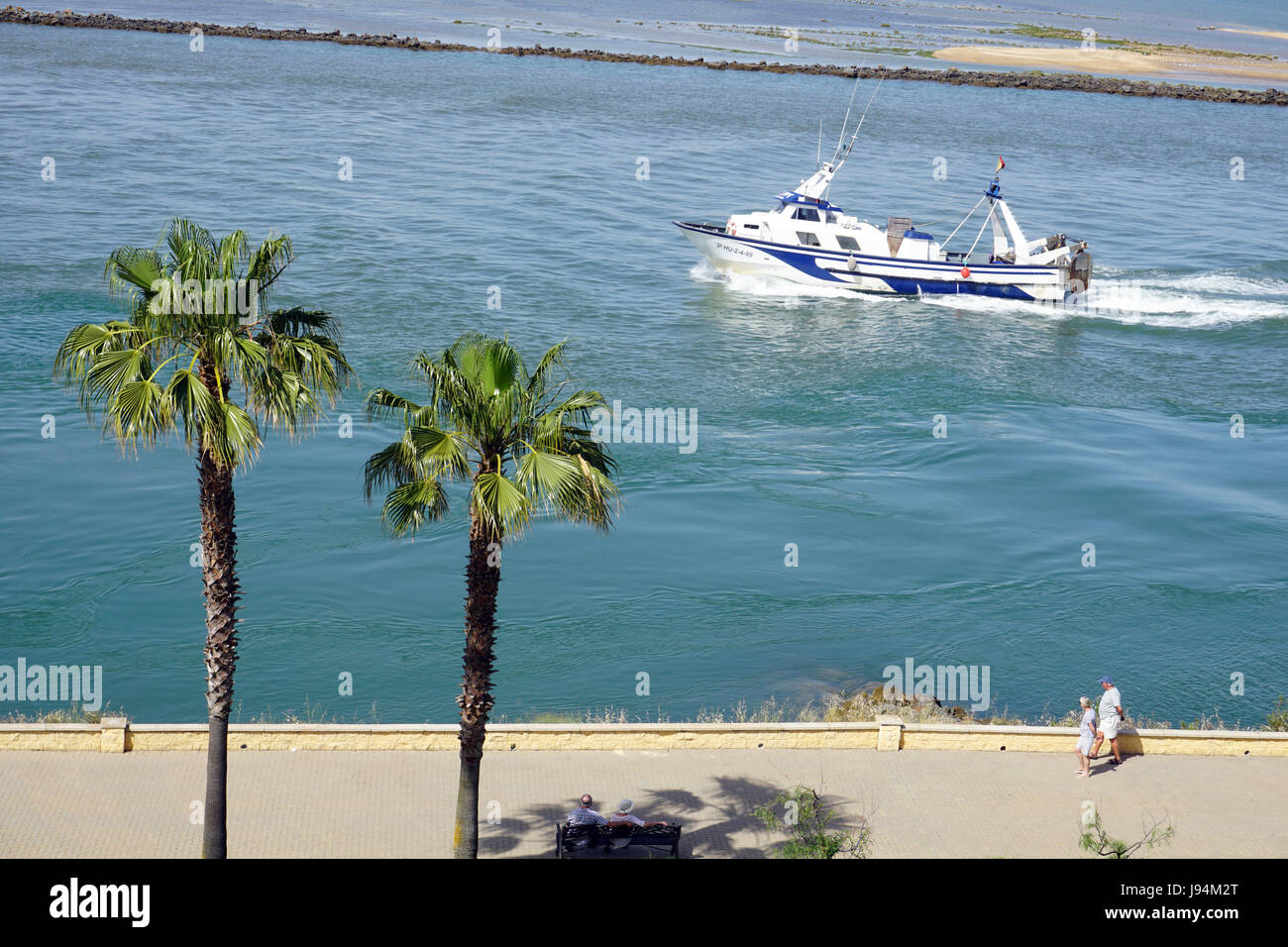 Mare pesca barca Isla de Canela Costa de la luz Spagna nell estuario del fiume porta di ritorno con le loro catture Foto Stock