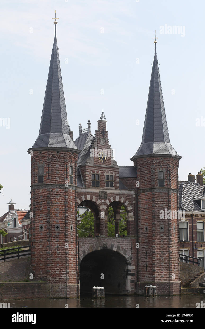 Il Waterpoort o acqua gate è un punto di riferimento in Sneek, Paesi Bassi. Una muraglia difensiva che collega la città a una via navigabile. Foto Stock