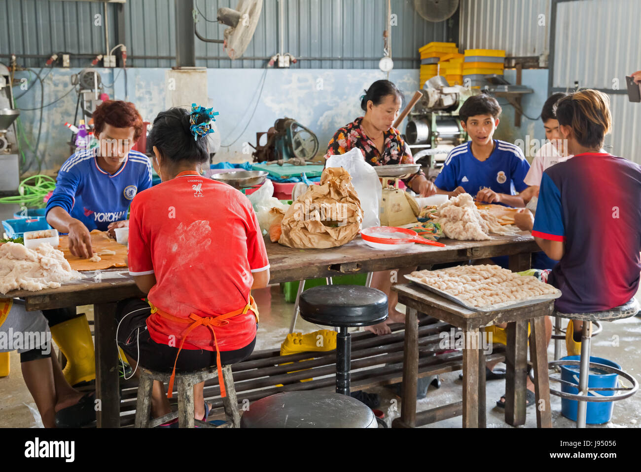 Il lavoro manuale nel villaggio di pescatori chiamato Bagan nella città Sekinchan. Malaysia. Foto Stock