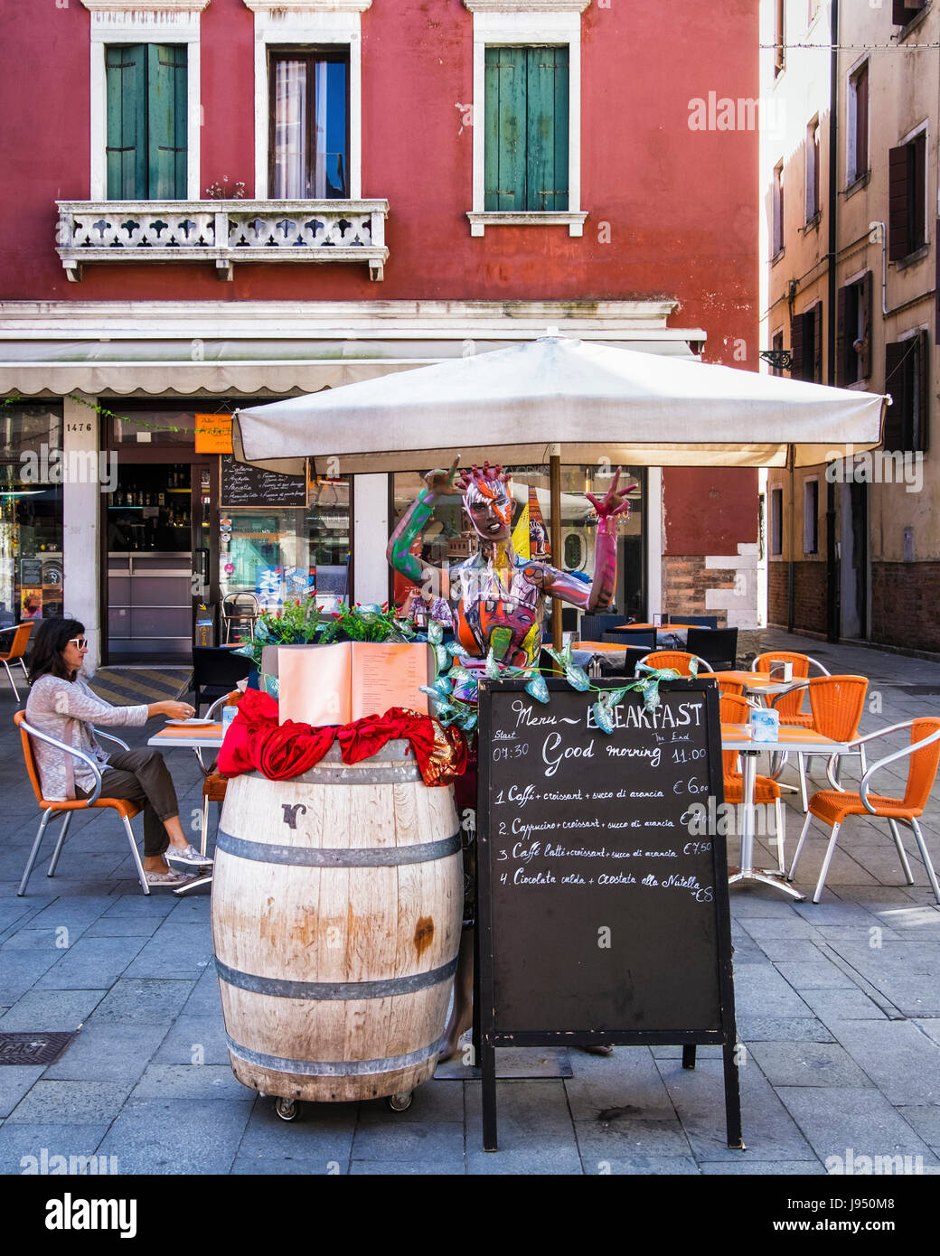 Venezia, Italia. Caffè tipico bar,ristorante,bar con tavoli e sedie per mangiare all'aperto in Via Garibaldi Foto Stock