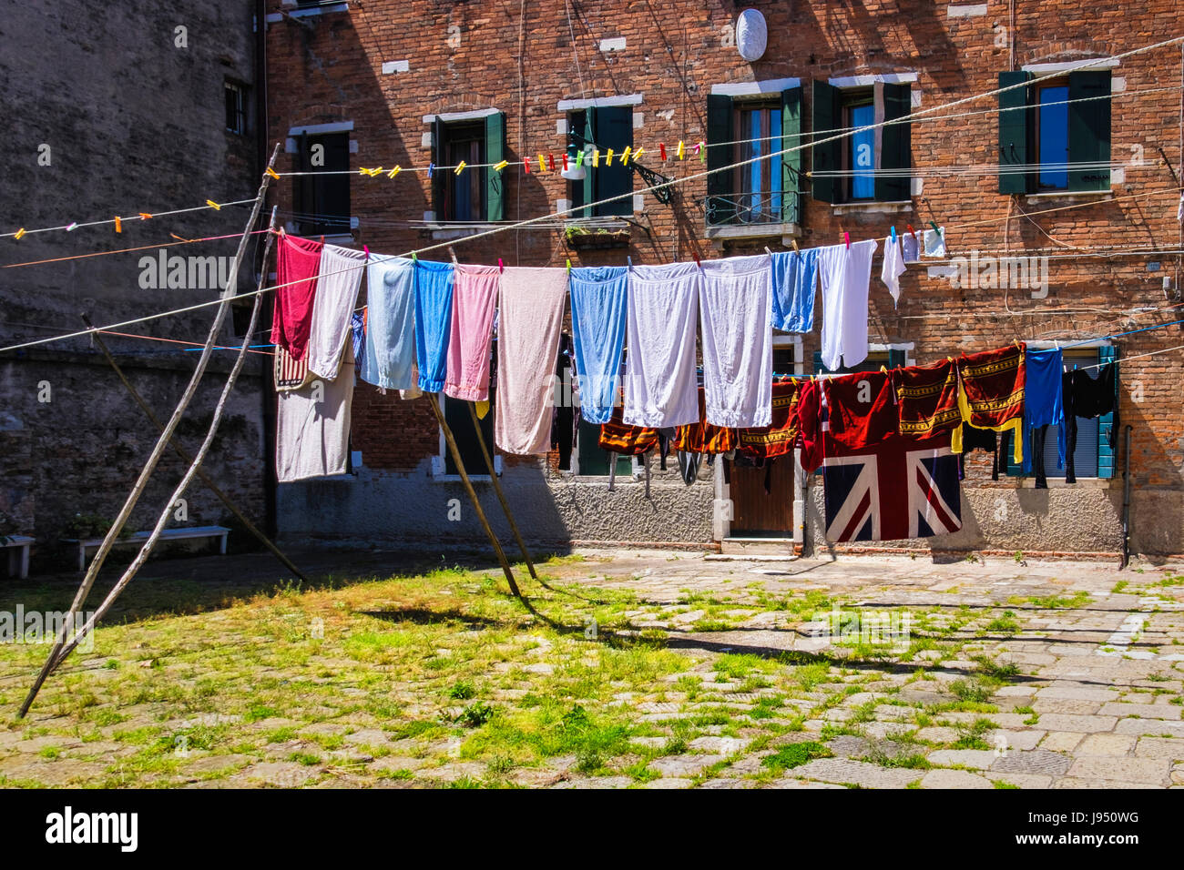 L'Italia, Venezia,Giudecca,edificio residenziale di appartamenti,abitazioni urbane nel vecchio edificio in mattoni. back yard con linee di lavaggio,giorno di lavaggio Foto Stock