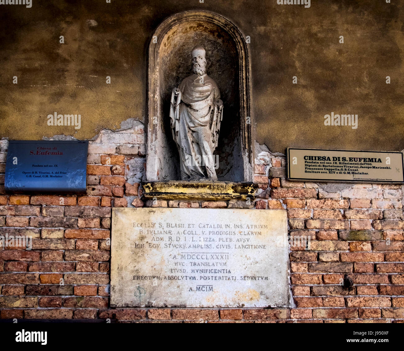 Giudecca, Venezia. Sant'Eufemia chiesa cattolica romana costruita nel IX secolo in stile veneto-bizantina,costruzione di dettaglio, scultura gotica del vescovo Foto Stock