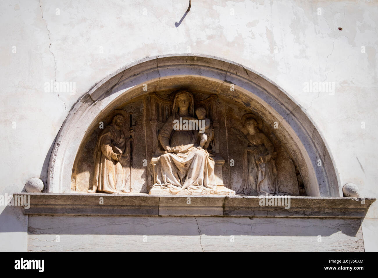 Giudecca, Venezia. Sant'Eufemia chiesa cattolica romana costruita nel IX secolo in stile veneto-bizantina ,dettaglio scultoreo,scultura Foto Stock