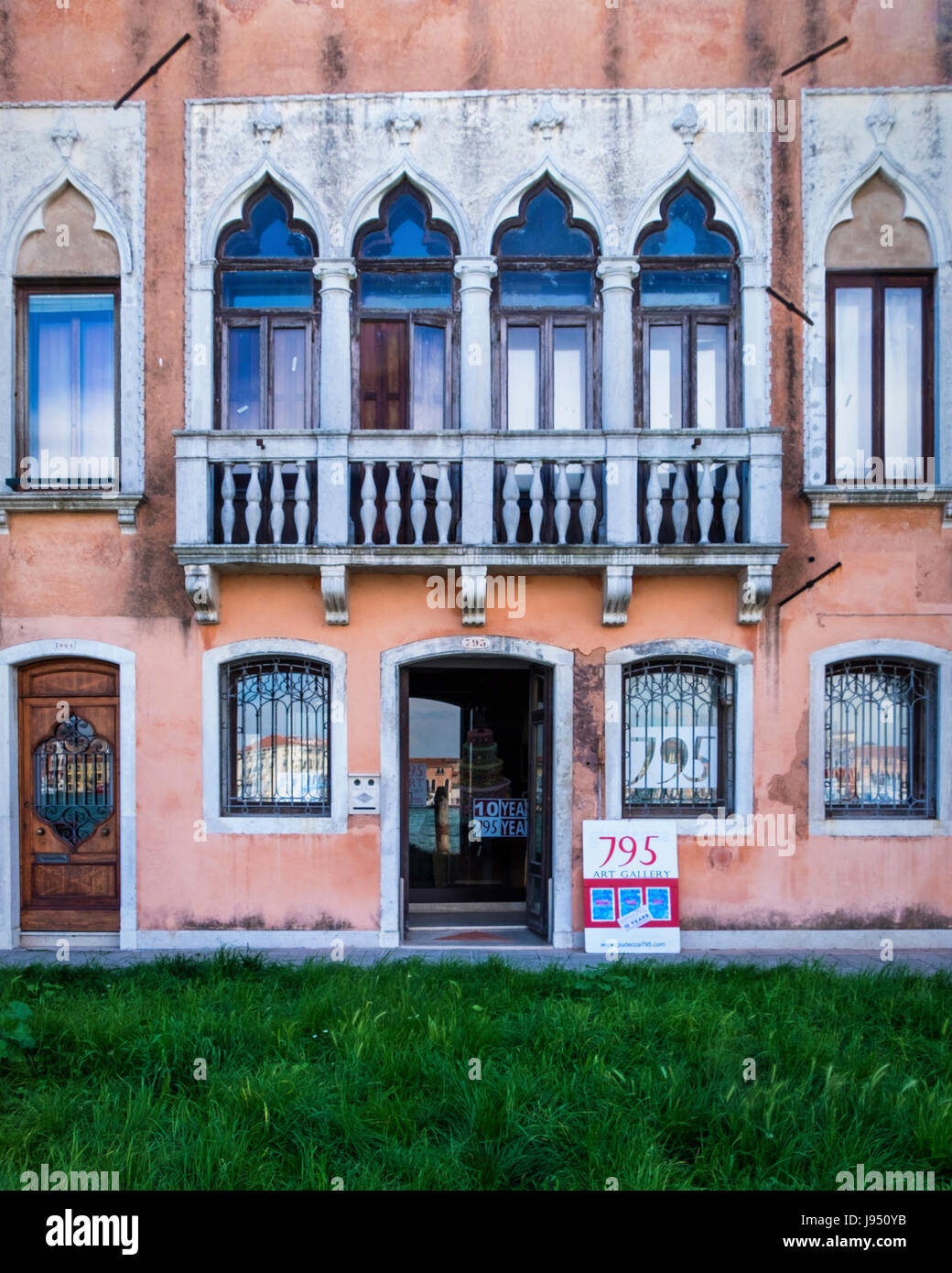 Venezia,,Giudecca.795 Art Gallery di grand vecchio stile veneto-bizantina house. Palazzo sul lato acqua promenade Foto Stock