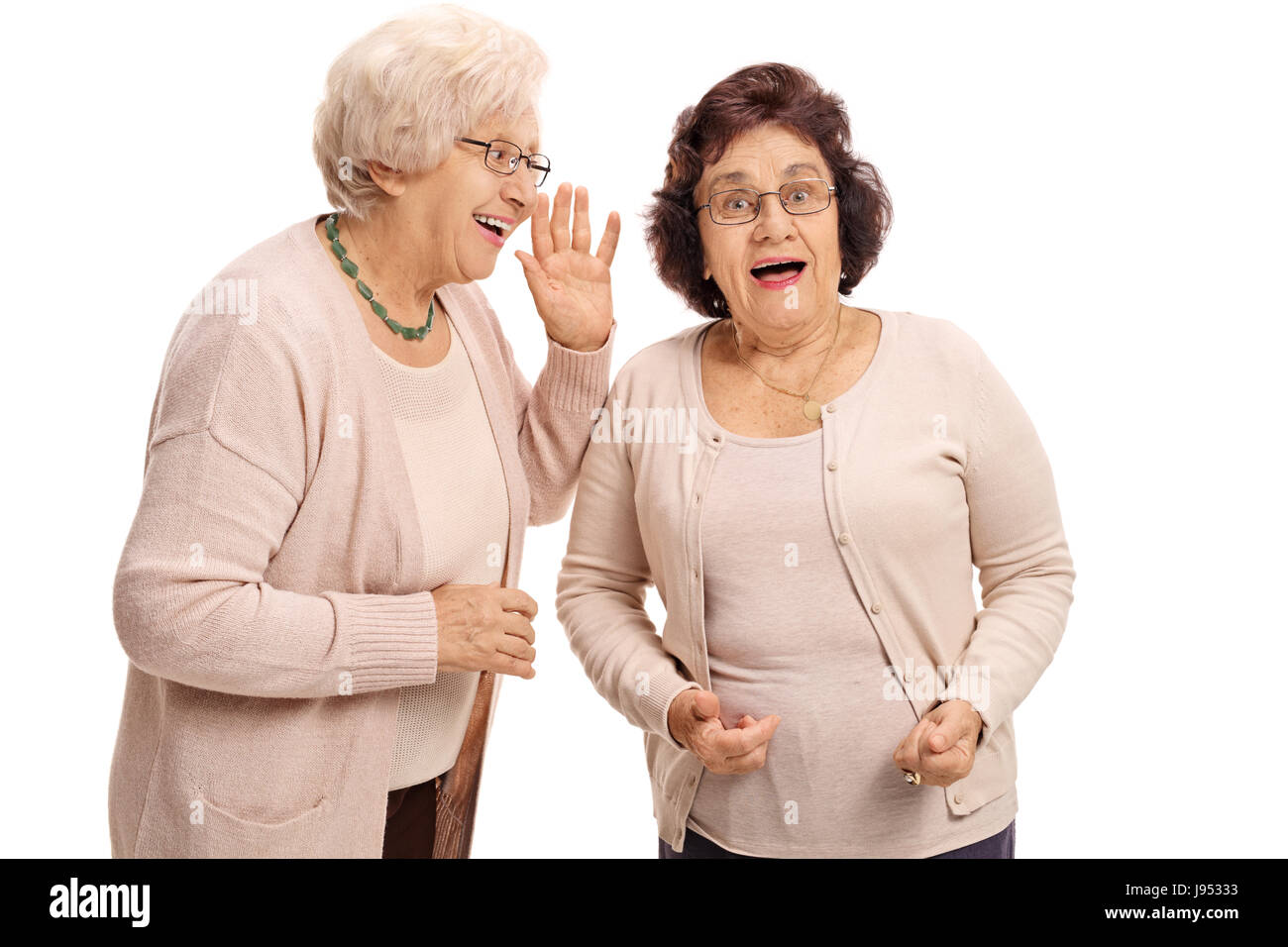 Donna matura whispering al suo amico sorpreso isolato su sfondo bianco Foto Stock