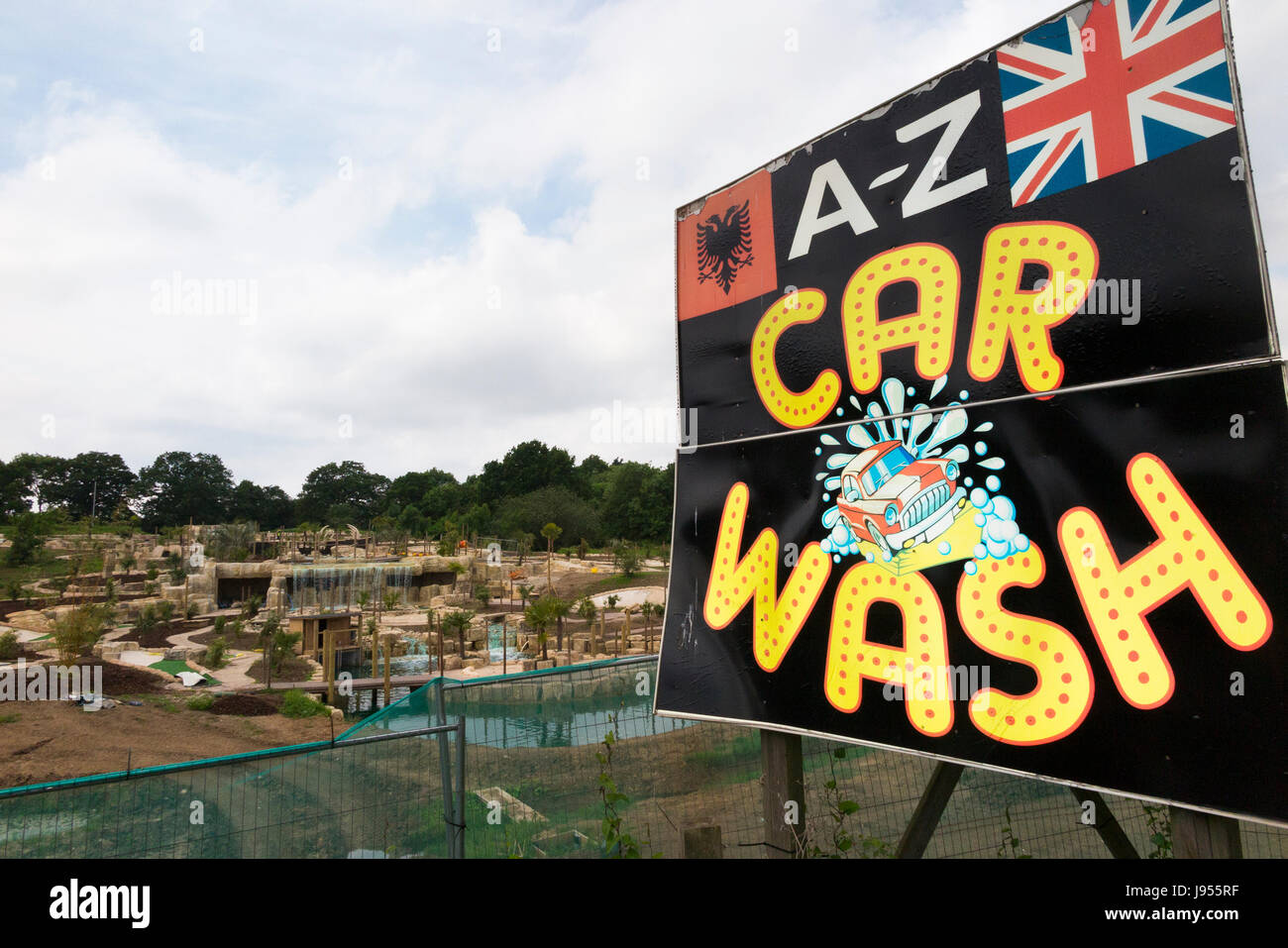 Lo sviluppo sulla cintura verde di terra in campagna: Adventure Golf sul retro del sito di un car wash. Regno Unito Foto Stock