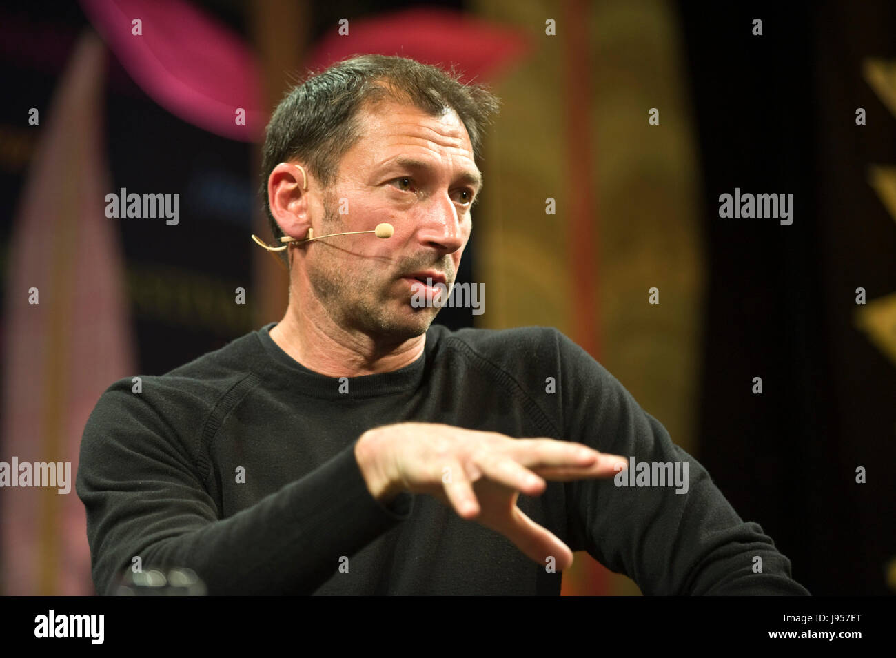 Alexander todorov professore di psicologia all'università di Princeton parlando sul palco a hay festival 2017 Hay-on-Wye powys wales uk Foto Stock