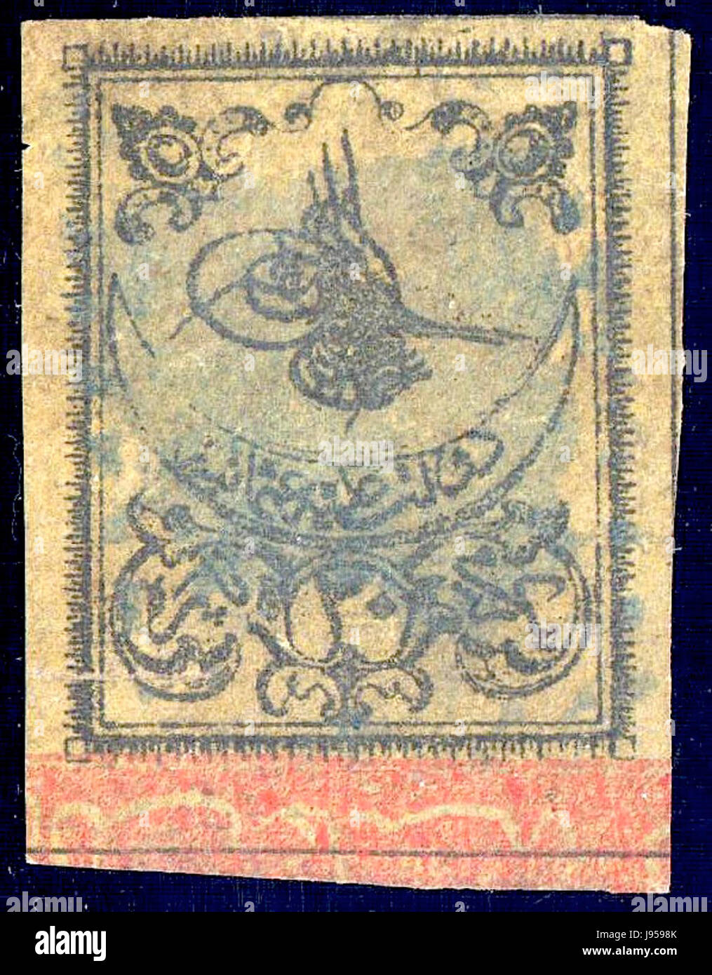 Questa immagine del 1863 mostra un francobollo turco, SC1, che rappresenta la prima storia postale nell'Impero Ottomano. Il francobollo evidenzia gli inizi dei servizi postali organizzati in Turchia ed è un pezzo importante per collezionisti e storici della filatelia. Foto Stock