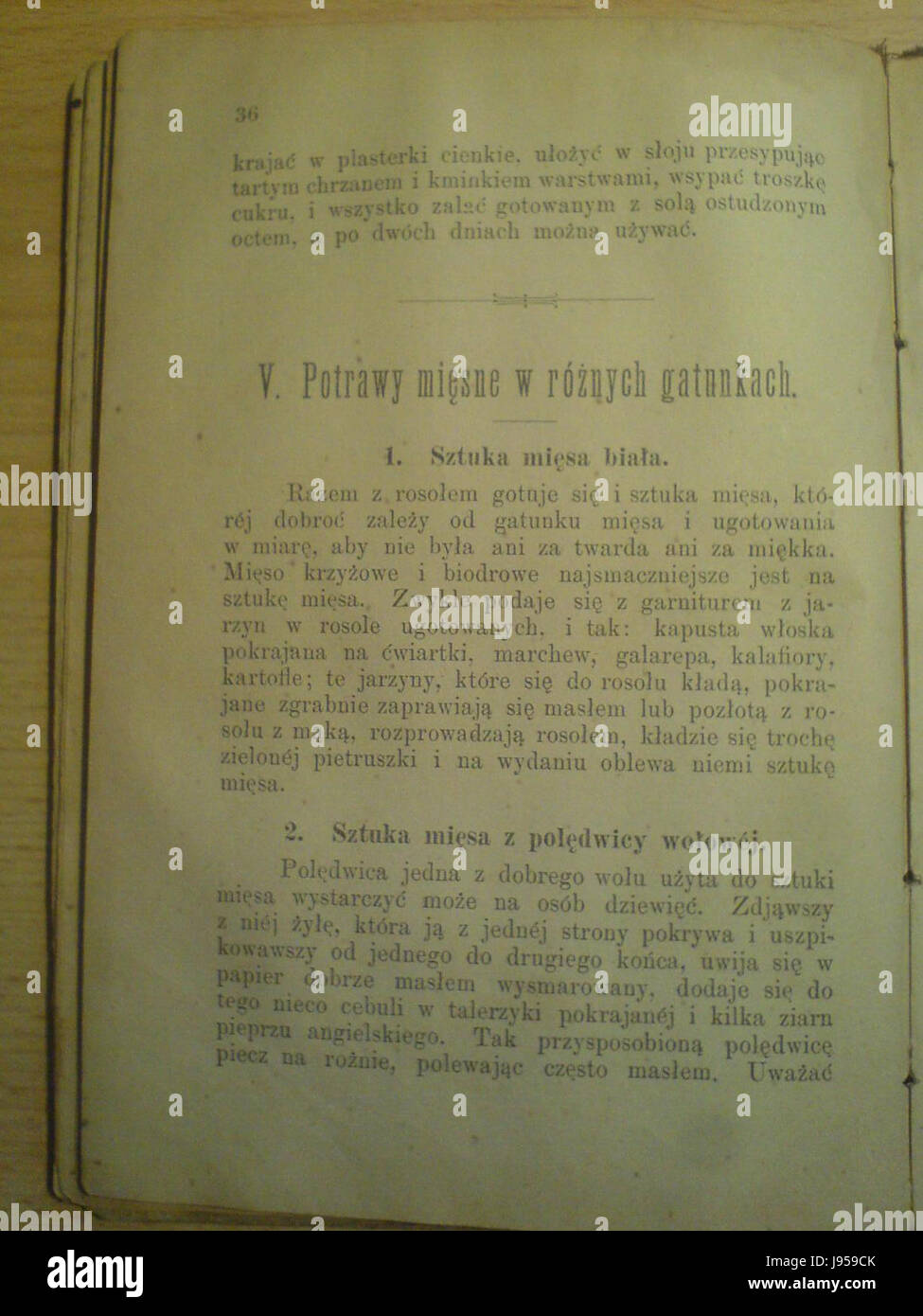 "Praktycznakucharka" (cucina pratica) è un libro di cucina che offre consigli pratici e ricette per vari piatti. La guida enfatizza le tecniche di cottura, gli ingredienti e la preparazione dei pasti. Foto Stock