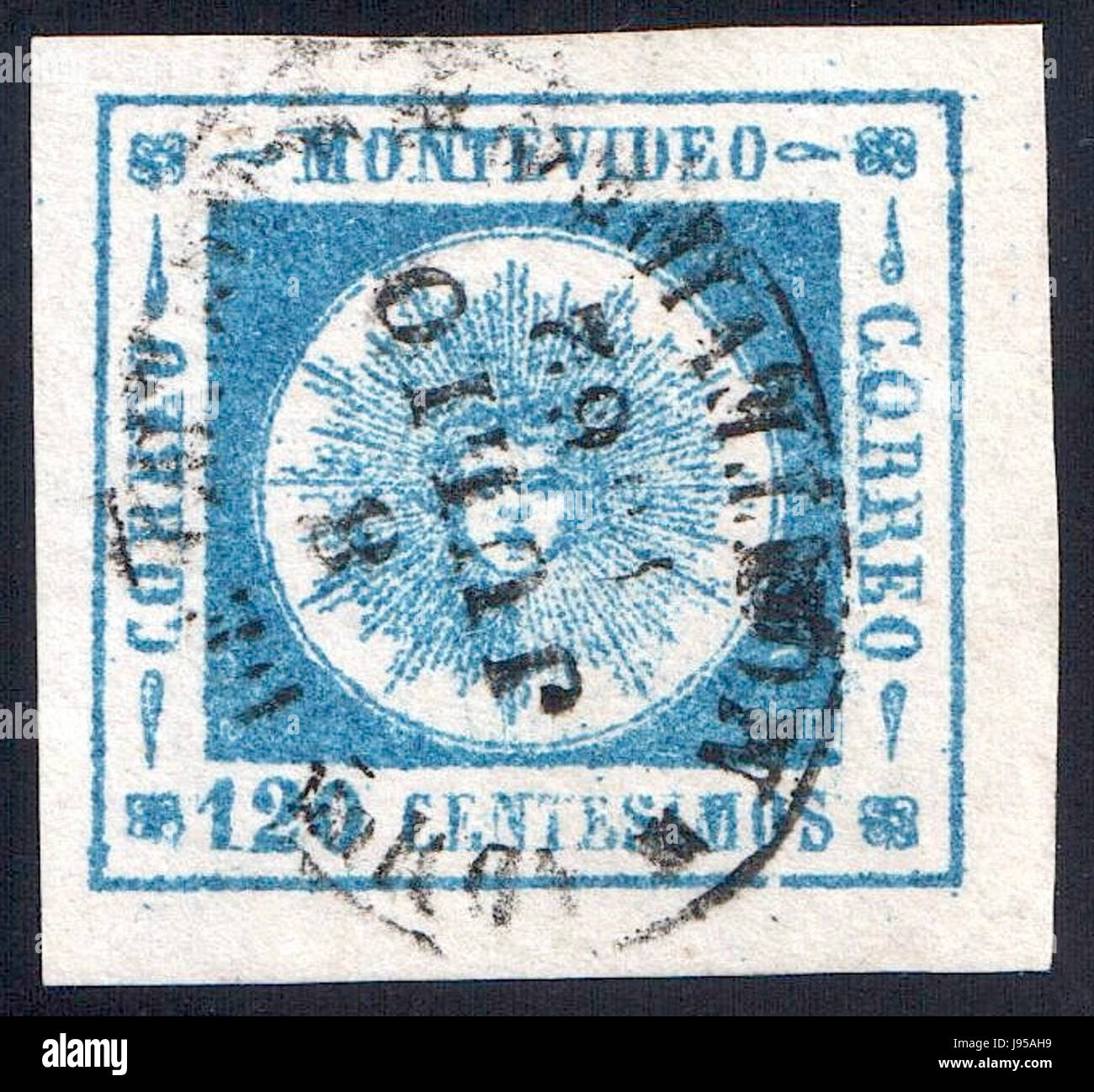 Questo francobollo dell'Uruguay, emesso nel 1860, è un esempio significativo della storia postale uruguaiana. Presenta un disegno dettagliato che mette in evidenza l'uso precoce dei francobolli nel paese, segnando un periodo importante nei servizi postali uruguaiani. Foto Stock