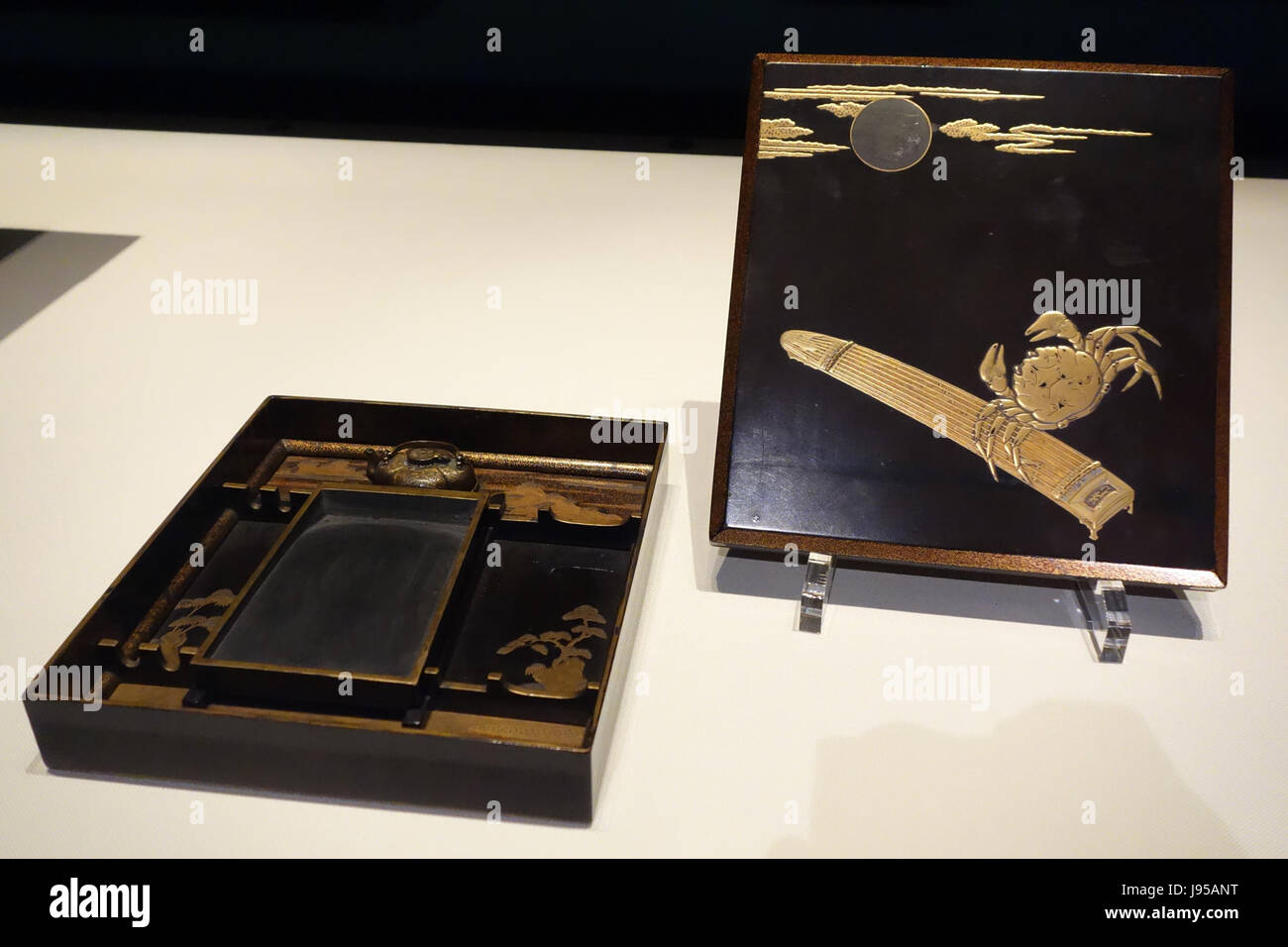 Casella di scrittura, periodo Edo, secolo XVII, granchi e koto design in maki e lacca Museo Nazionale di Tokyo DSC05138 Foto Stock