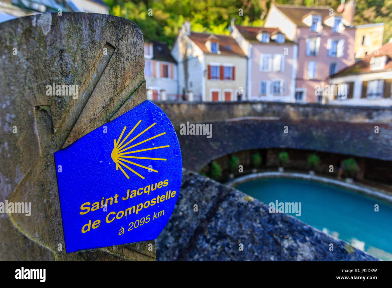 Francia, Yonne(89), Tonnerre, la fosse Dionne signalétique des chemins de Compostelle // Francia, Yonne, Tonnerre, Fossato Dionne, segnaletica di Santiago pi Foto Stock