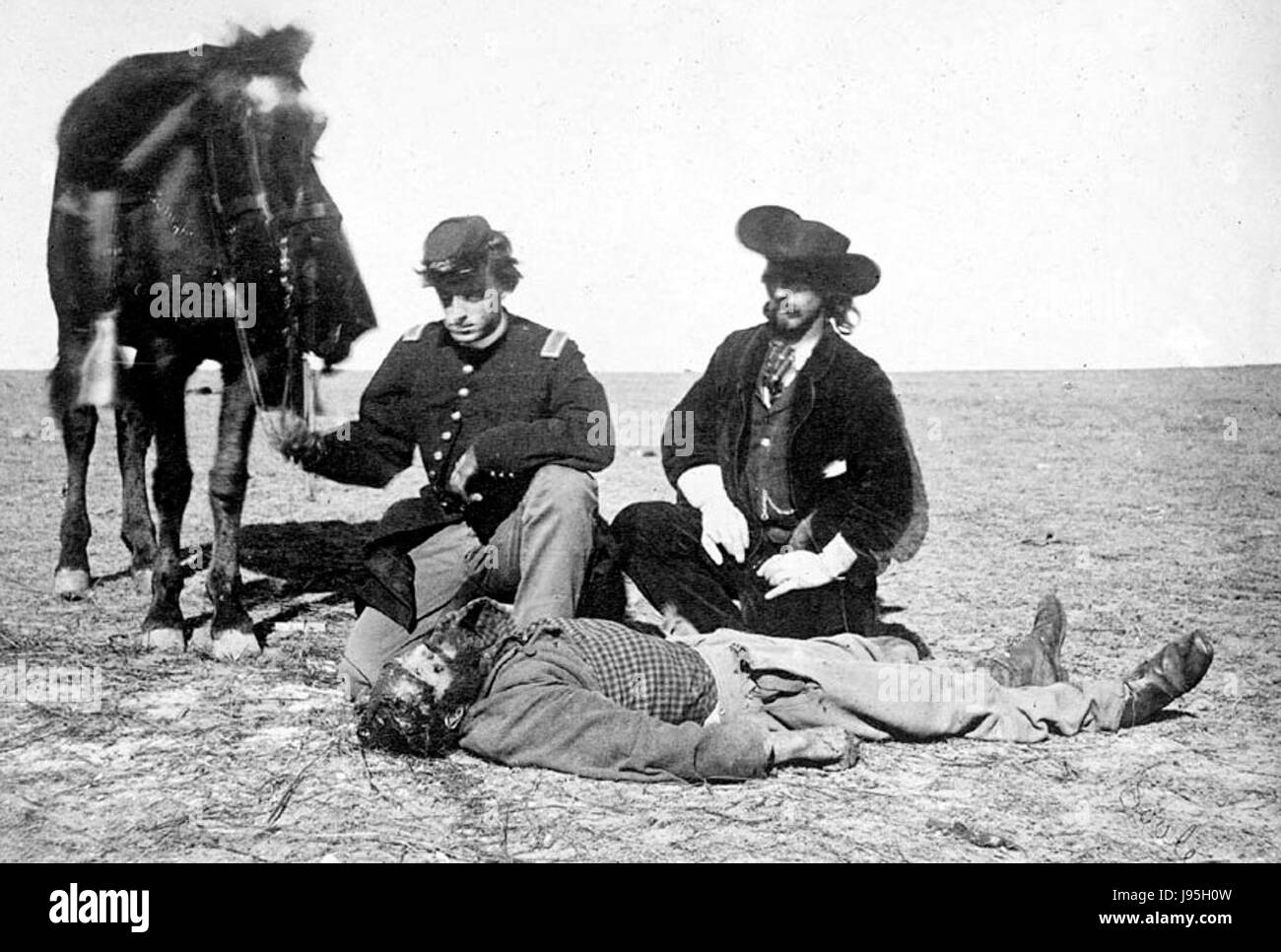 "Morrison scalpato" si riferisce probabilmente a un racconto storico o immaginario che coinvolge figure dell'Occidente americano, forse riflettendo temi della vita di frontiera o del conflitto. Foto Stock