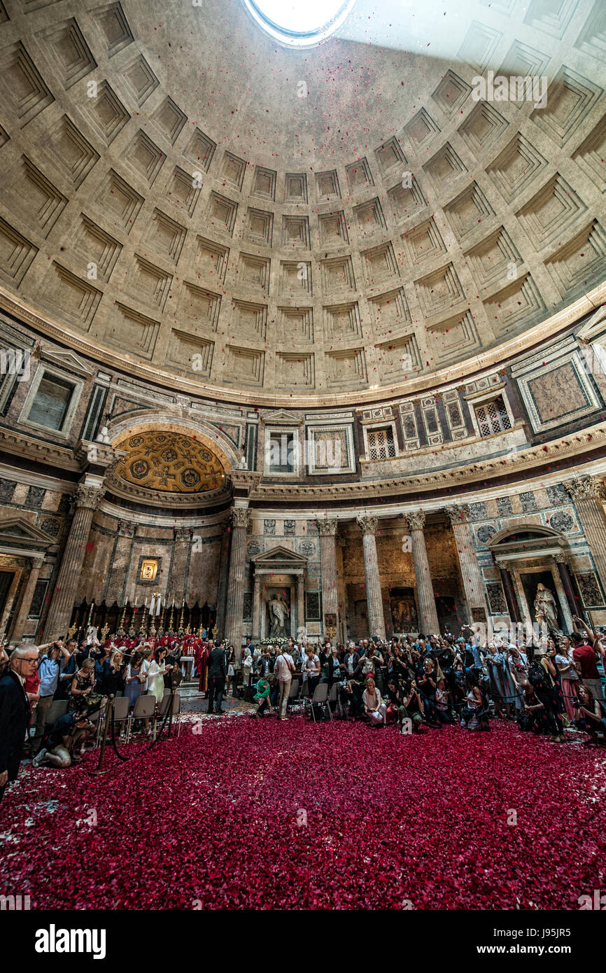 Roma, Italia. 04 Giugno, 2017. Tappeto rosso di rose ricopre il pavimento durante il lancio di rose rosse dai vigili del fuoco dal foro sul la cupola del Pantheon di Roma, Italia, alla fine della Pentecoste missa Credito: Davvero Facile Star/Alamy Live News Foto Stock