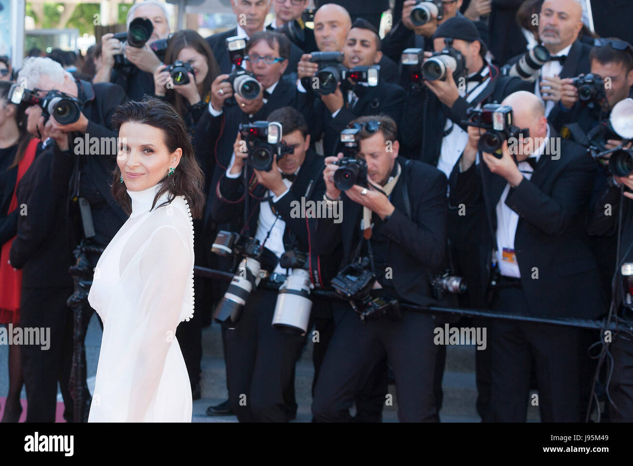 CANNES, Francia - 19 Maggio: Juliette Binoche assiste il 'Okja' lo screening durante il settantesimo annuale di Cannes Film Festival presso il Palais des Festivals il 19 maggio 2017 a Cannes, Francia. Laurent Koffel/Alamy Live News Foto Stock